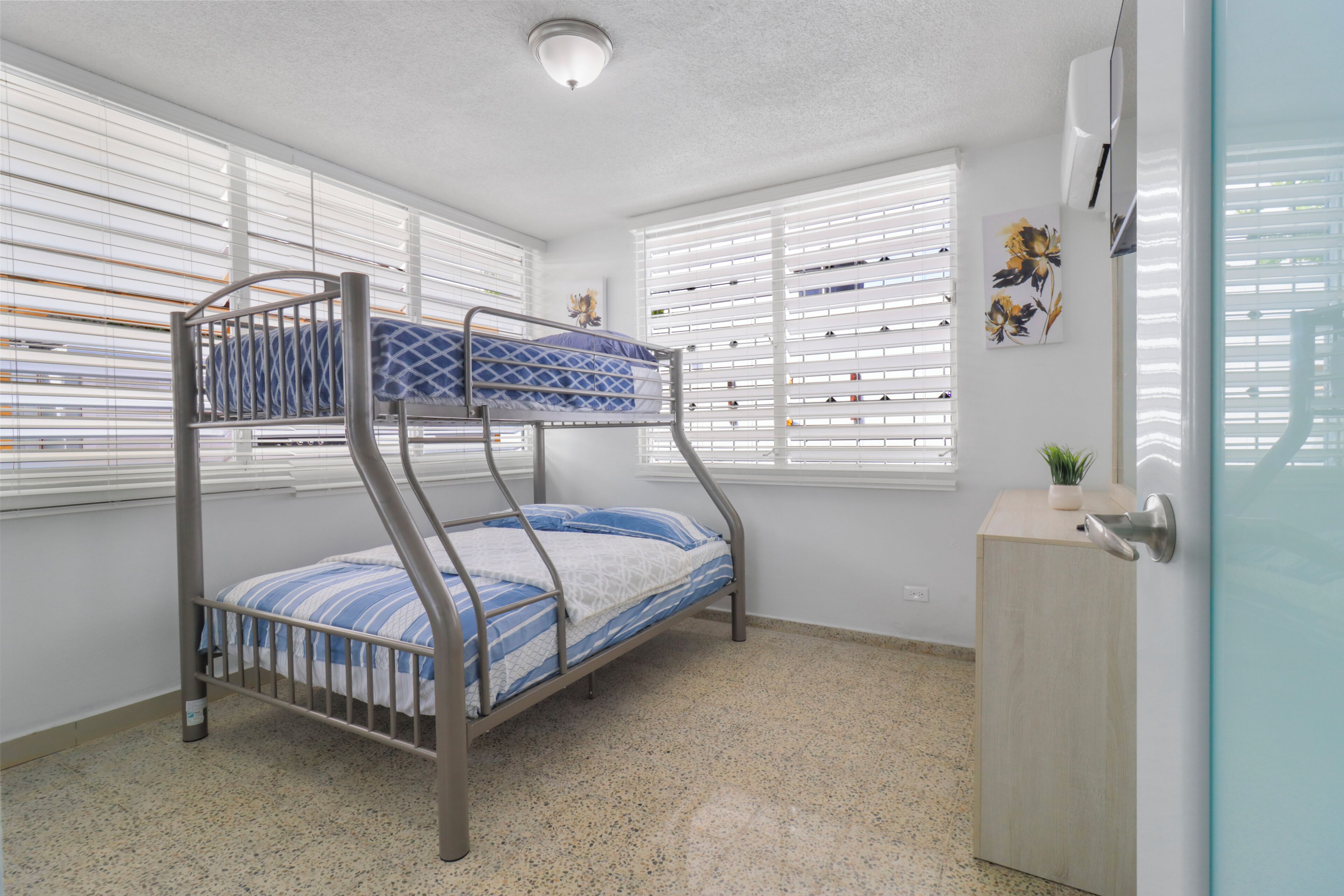 3 bedrooms, in-room safe, iron/ironing board, travel cot