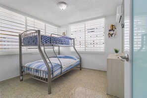 Een strijkplank/strijkijzer, wifi, beddengoed