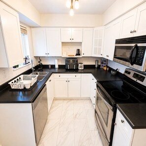 Private kitchen - Family Friendly Cozy Corner (Burnaby)