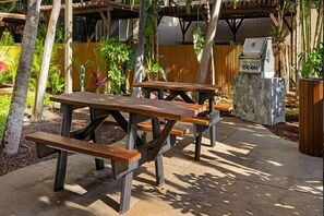 Outdoor dining - Lovely 2-bedroom resort in Kihei Maui just steps from the beach (Kihei)