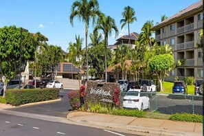 Exterior - Lovely 2-bedroom resort in Kihei Maui just steps from the beach (Kihei)