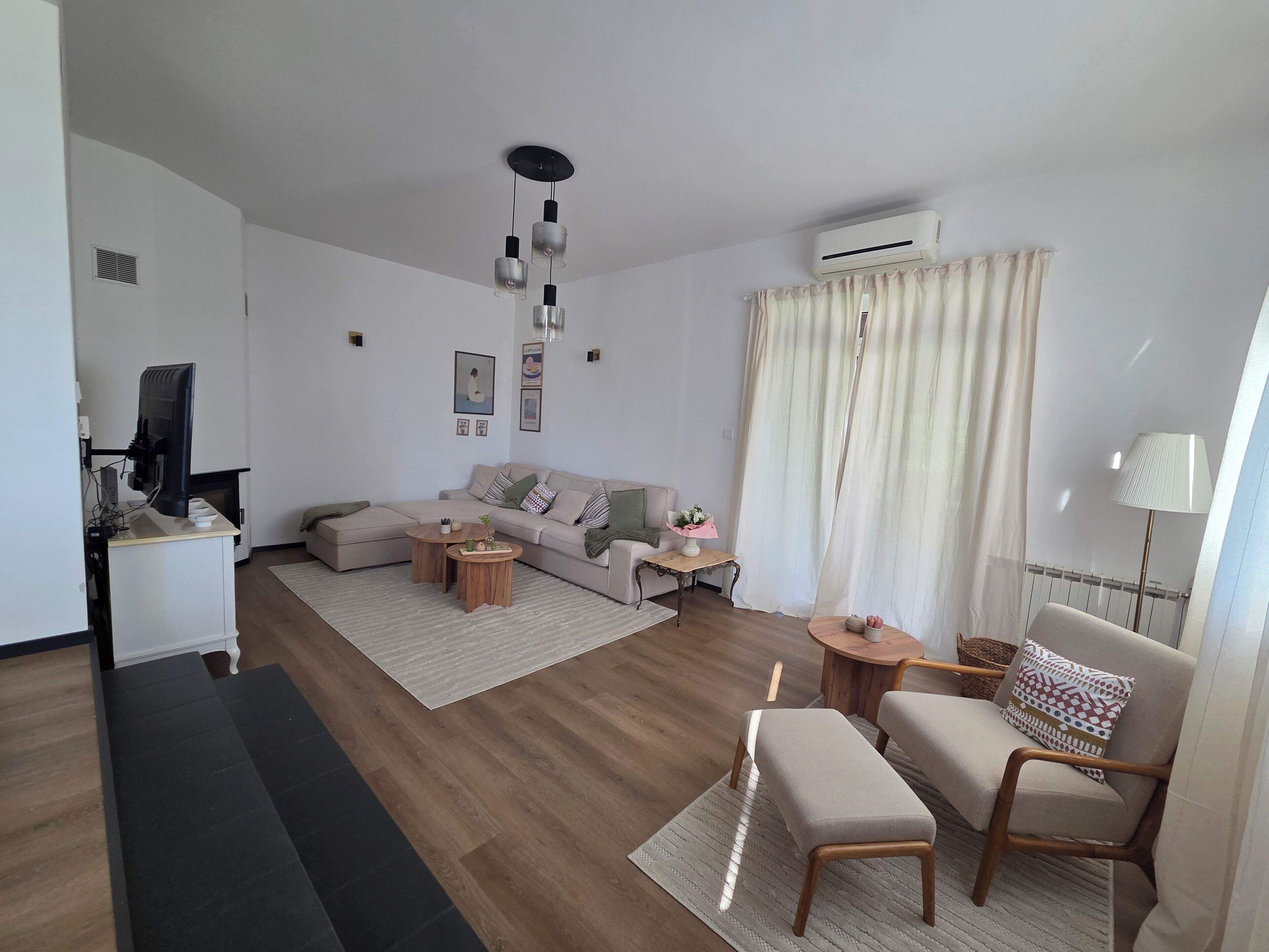 Una sala de estar moderna con un sofá, una mesa de centro y un televisor.