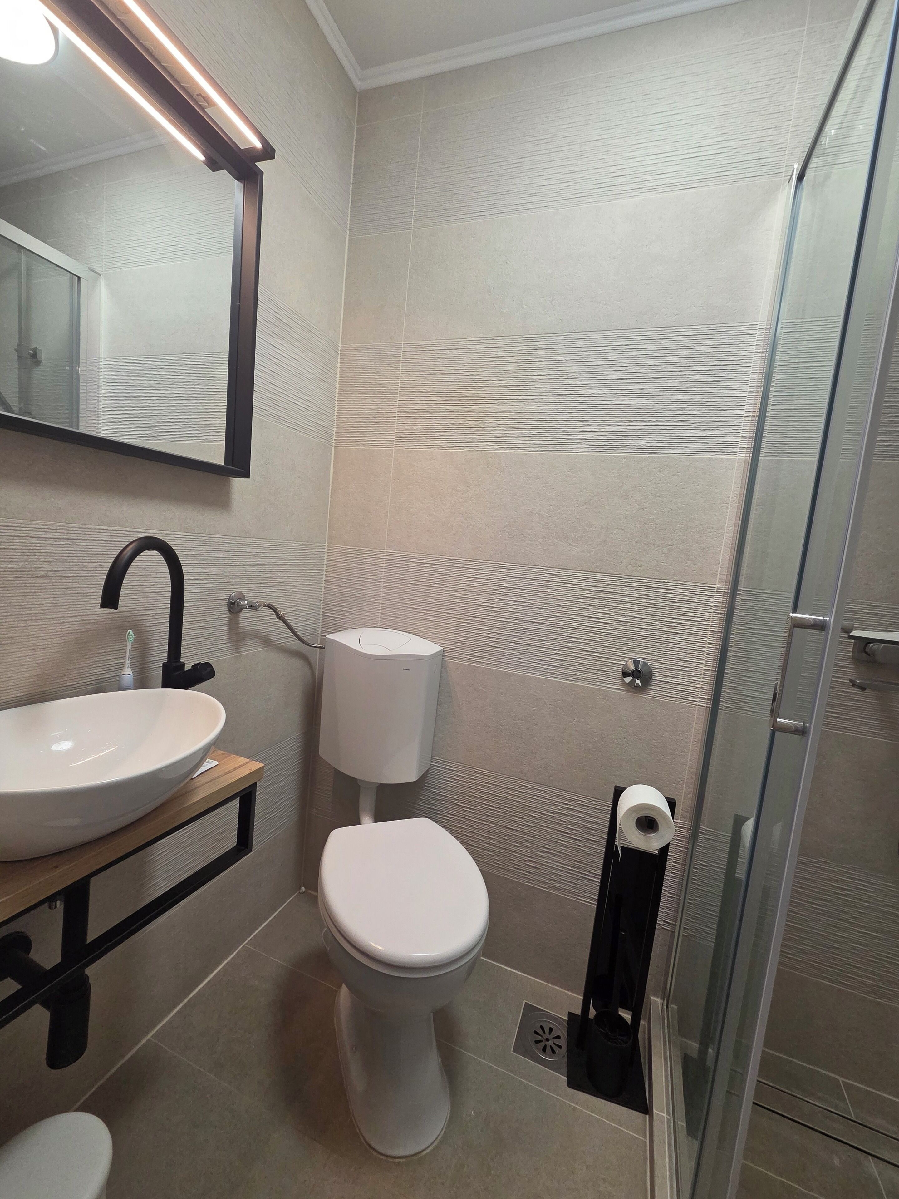 Douche, sèche-cheveux, bidet, serviettes fournies