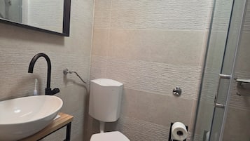 Douche, sèche-cheveux, bidet, serviettes fournies