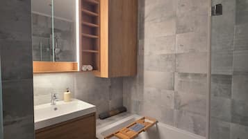 Douche, sèche-cheveux, bidet, serviettes fournies