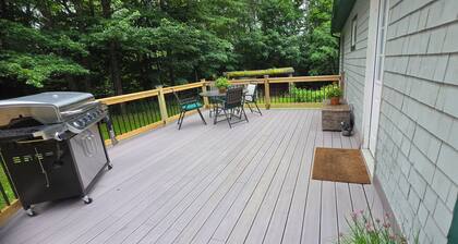 Cozy 3-bedroom house with AC on outskirts Ellsworth between Schoodic & Acadia.