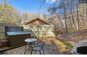 Outdoor dining - Soothing 1-bedroom cabin with AC in charming Gatlinburg (Gatlinburg)