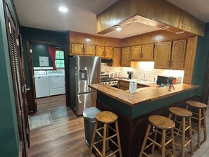 Private kitchen - Cozy woodland retreat with modern comforts and rustic charm. (Iuka)