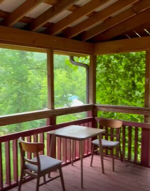 Outdoor dining - Cozy Cedar Retreat on 110 Acre Homestead (Nashville)