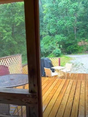 Outdoor dining - Cozy Cedar Retreat on 110 Acre Homestead (Nashville)