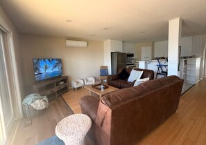 Smart TV - Create memories in this beautiful Bayfront 4 bedroom, 2 bath house w/ air & wifi (Sodus Point)