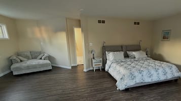 4 bedrooms, iron/ironing board, WiFi (free), bed sheets
