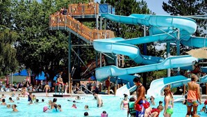 Um parque aquático com vários toboáguas e uma piscina.
