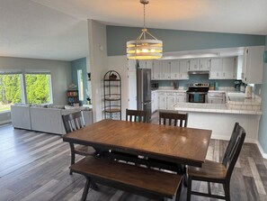 Dining - Peaceful Retreat on the Lake (Moses Lake)