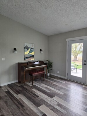 Interior - Peaceful Retreat on the Lake (Moses Lake)