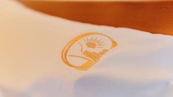Un primo piano di un tessuto bianco con un logo.
