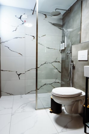 Shower, hair dryer, towels, soap - The Golden View Guesthouse (Gjirokastër)