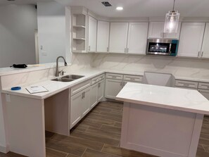 Private kitchen - Perfect Location! Near Brownsville, SpaceX & South Padre Island. (Los Fresnos)