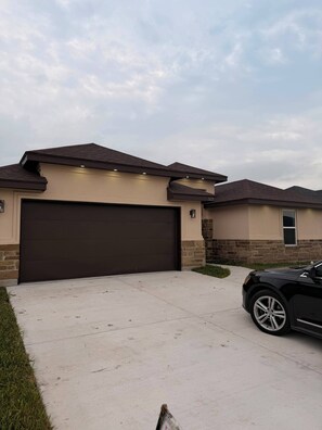 Property grounds - Perfect Location! Near Brownsville, SpaceX & South Padre Island. (Los Fresnos)