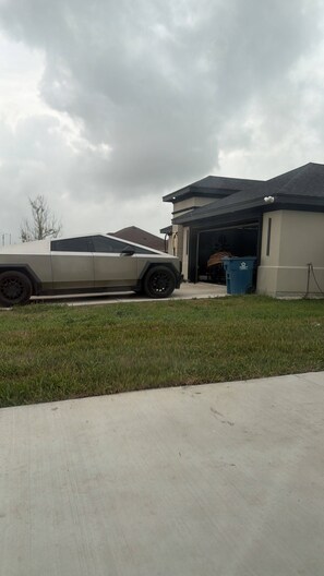 Property grounds - Perfect Location! Near Brownsville, SpaceX & South Padre Island. (Los Fresnos)