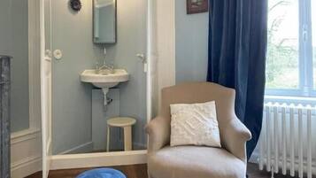 Kamar Double Deluks, pemandangan halaman | Interior