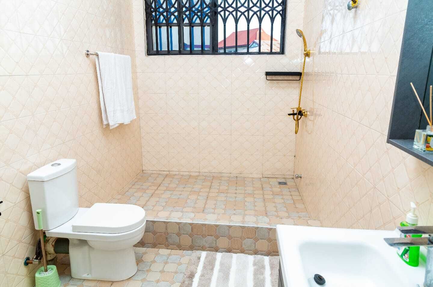 Dusche, Bidet, Handtücher, Seife
