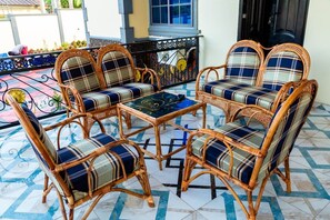 Terrace/patio - Charming 3-bedroom apartment with AC in lively Ejisu Besease-Jamasi (ejisu)