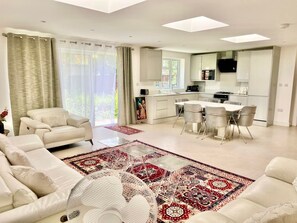 Living area - Bright & Stylish Home in Edgware (Middex)