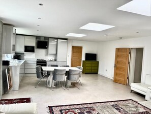 Living area - Bright & Stylish Home in Edgware (Middex)