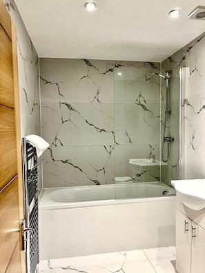 Towels, soap, toilet paper - Bright & Stylish Home in Edgware (Middex)