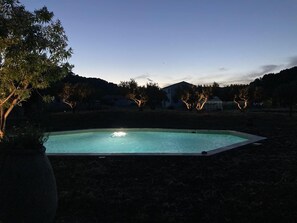 A swimming pool surrounded by trees and a house in the background. - The Irises of Mapaly - SALERNES (SALERNES)