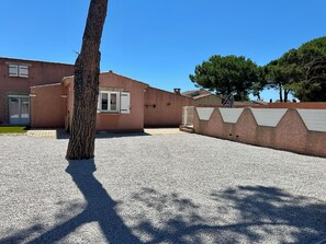 Property grounds - 500 meters from the beach, a 3-bedroom family home with a terrace and barbecue (Agde)