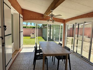 Outdoor dining - 500 meters from the beach, a 3-bedroom family home with a terrace and barbecue (Agde)