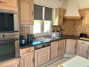 Coffee/tea maker, fridge, microwave, oven - 500 meters from the beach, a 3-bedroom family home with a terrace and barbecue (Agde)