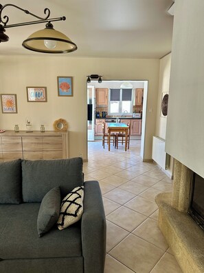 Smart TV, fireplace, ping pong, books - 500 meters from the beach, a 3-bedroom family home with a terrace and barbecue (Agde)