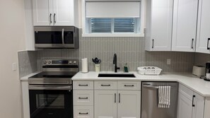 Private kitchen - Modern 2 Bedroom Basement Suite|Airdrie Calgary (Airdrie)