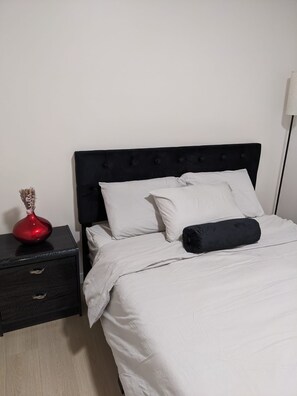 Iron/ironing board, WiFi, bed sheets - Modern 2 Bedroom Basement Suite|Airdrie Calgary (Airdrie)