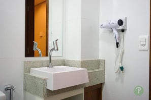 Deluxe Twin Room, Patio | Bathroom - Hotel Park (Valparaiso de Goias)