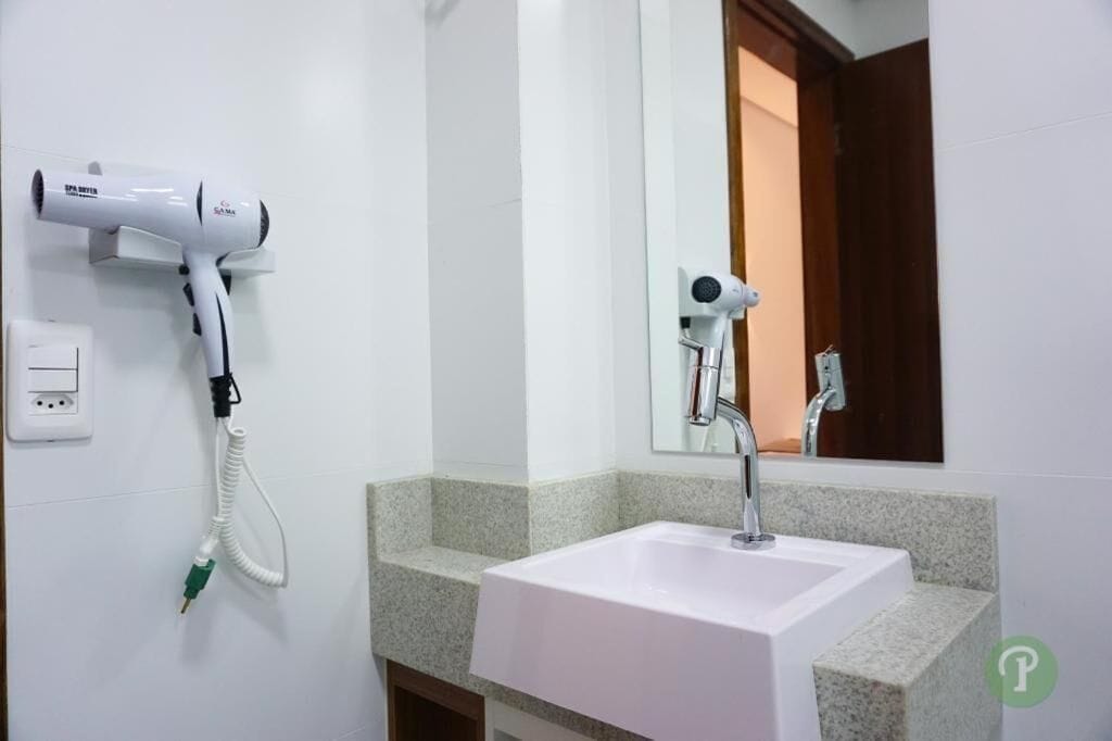 Deluxe Suite, Patio | Bathroom