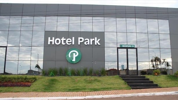 A modern building with a sign reading 'Hotel Park' and a logo with a 'P' inside a circle. - Hotel Park (Valparaiso de Goias)