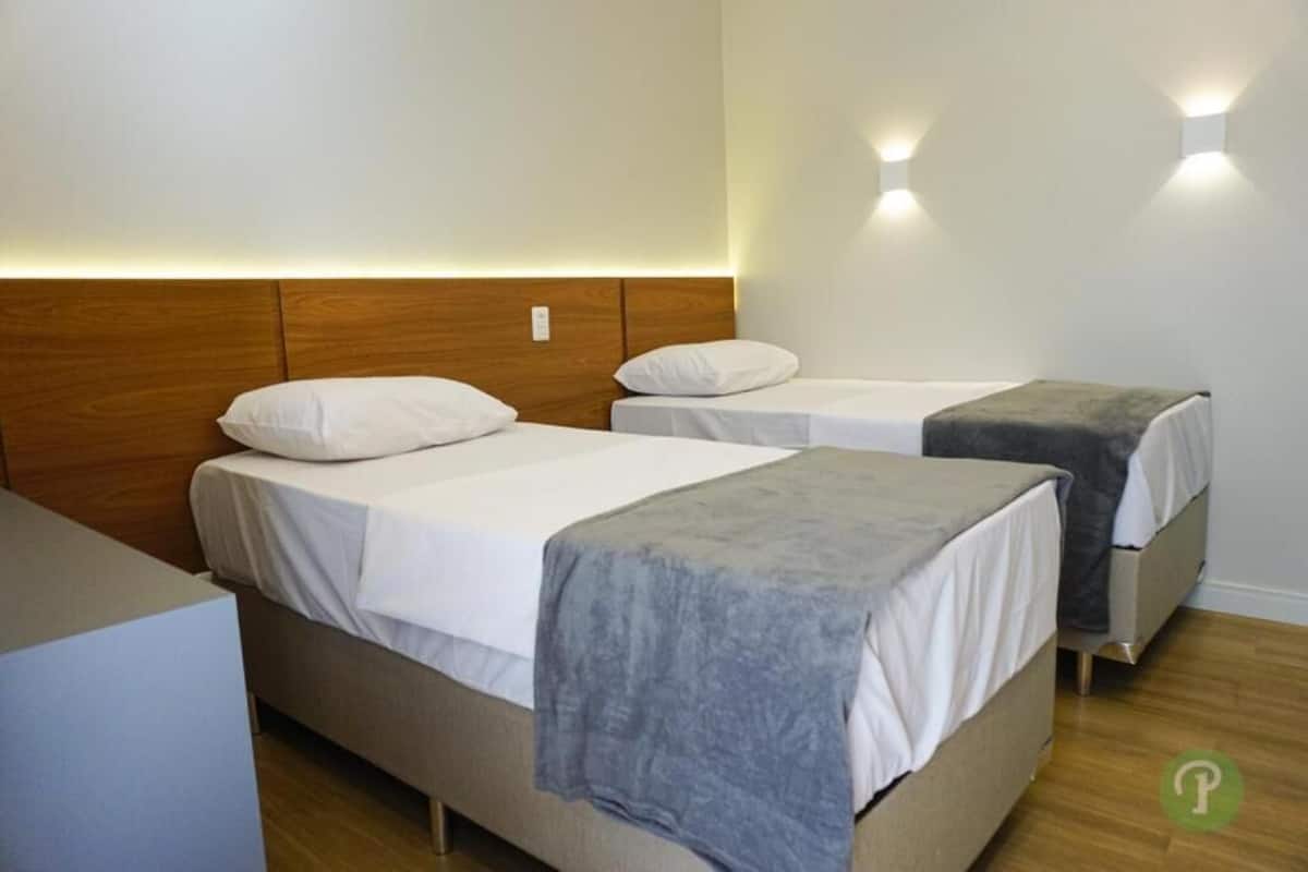 Kahden hengen deluxe-huone (kaksi sänkyä), patio | Ilmainen Wi-Fi