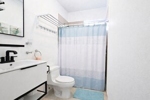 Shower, hair dryer, towels, toilet paper - 2Bdrm condo Steps to the Pool, Full Kitchen, Puerto Morelos (Q.R.)