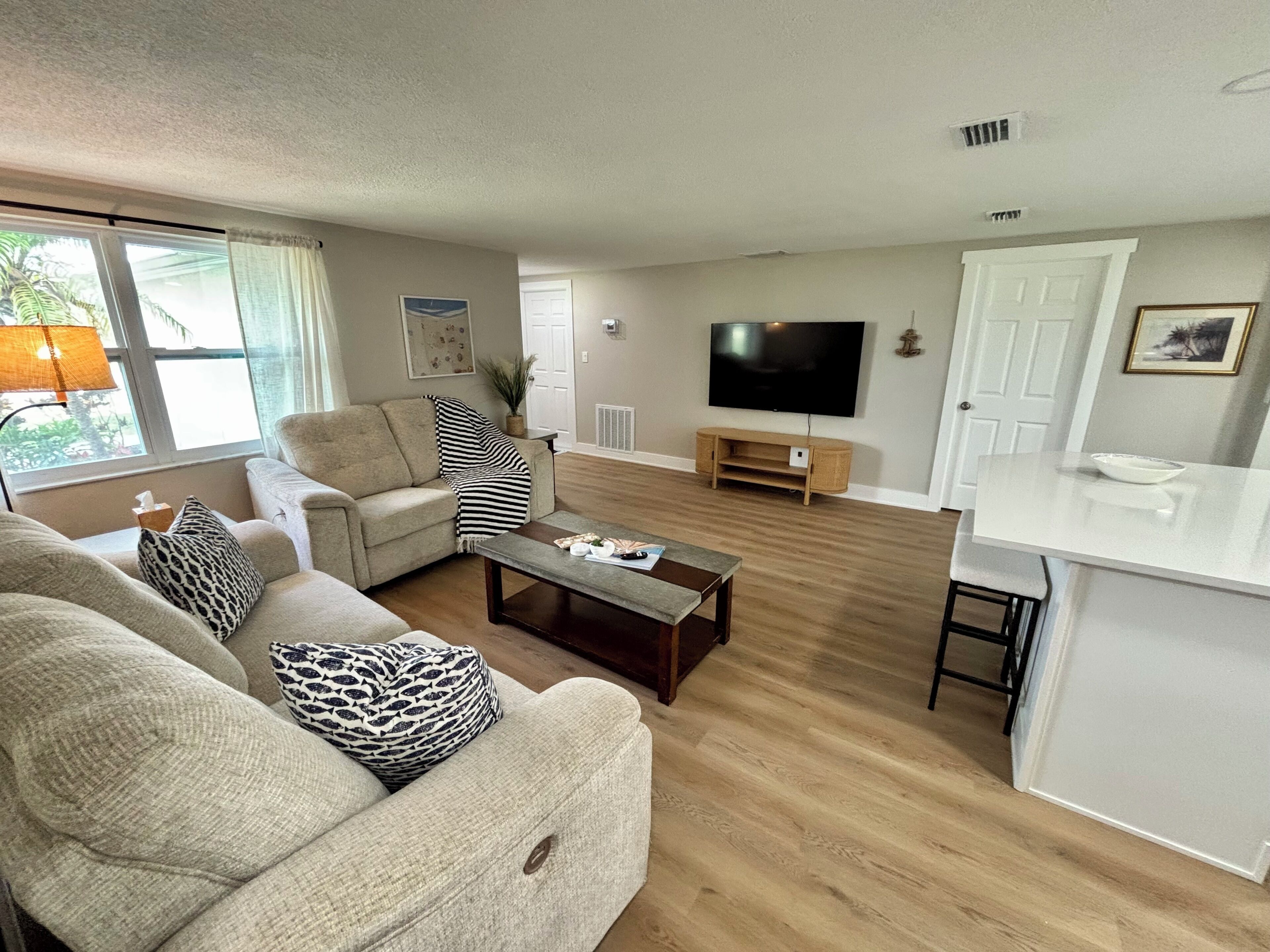 Fully Renovated Coastal Retreat 3br W/ Garage & Screened Lanai - Apollo Beach, FL