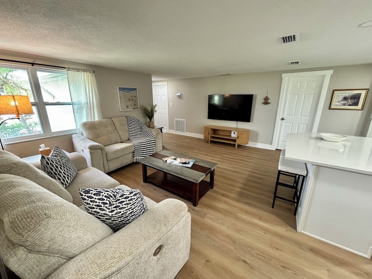 Fully Renovated Coastal Retreat 3br W/ Garage & Screened Lanai - Apollo Beach, FL