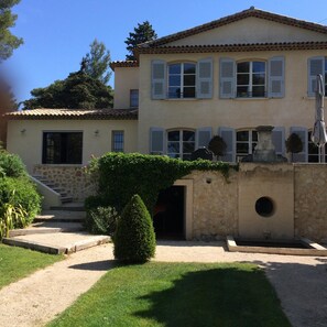 Exterior - The Bastide of the Fountains (Aix-en-Provence)