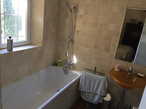 Haartrockner, Handtücher, Seife, Toilettenpapier