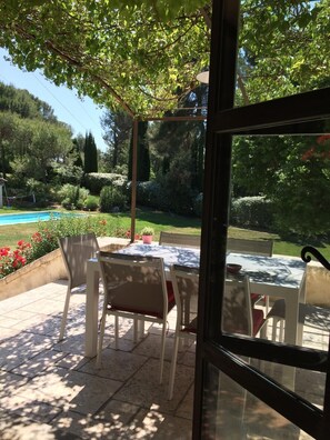 Outdoor dining - The Bastide of the Fountains (Aix-en-Provence)