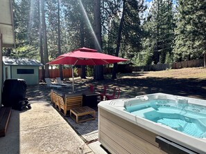 Terrace/patio - Mountain Modern Retreat with Saltwater Hot tub and Cedar Sauna (Truckee)