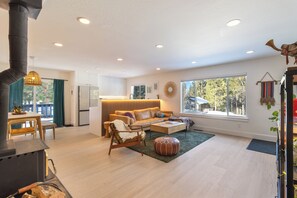 Living area - Mountain Modern Retreat with Saltwater Hot tub and Cedar Sauna (Truckee)
