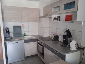 Private kitchen - BEAUTIFUL APARTMENT IN SAINT-CYPRIEN PLAGE—Sleeps 6 (Saint-Cyprien)